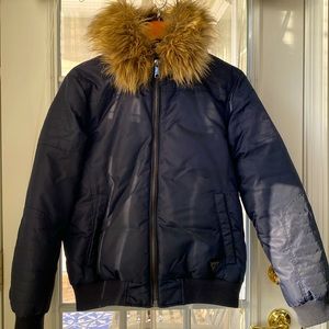 This men’s Guess winter coat is amazing Color Navy with pockets , medium